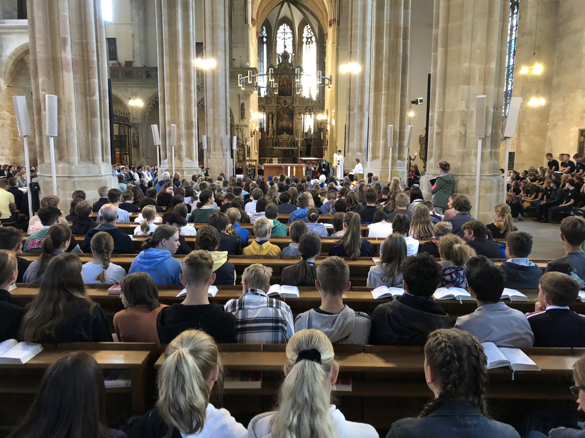 Volles  Haus im Mariendom